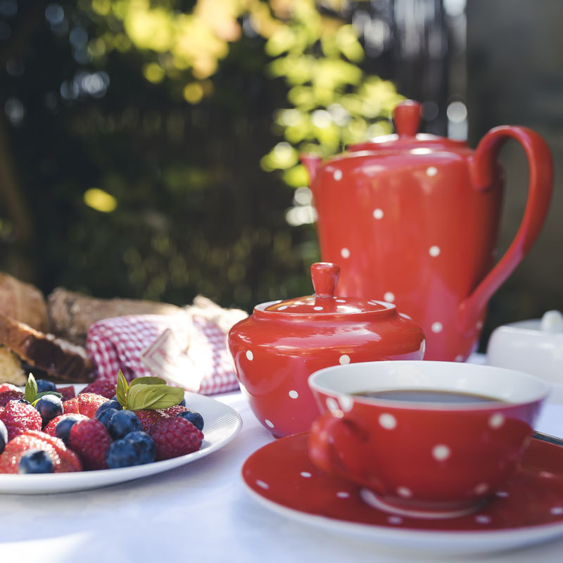 Koffie bij het ontbijt in de tuin